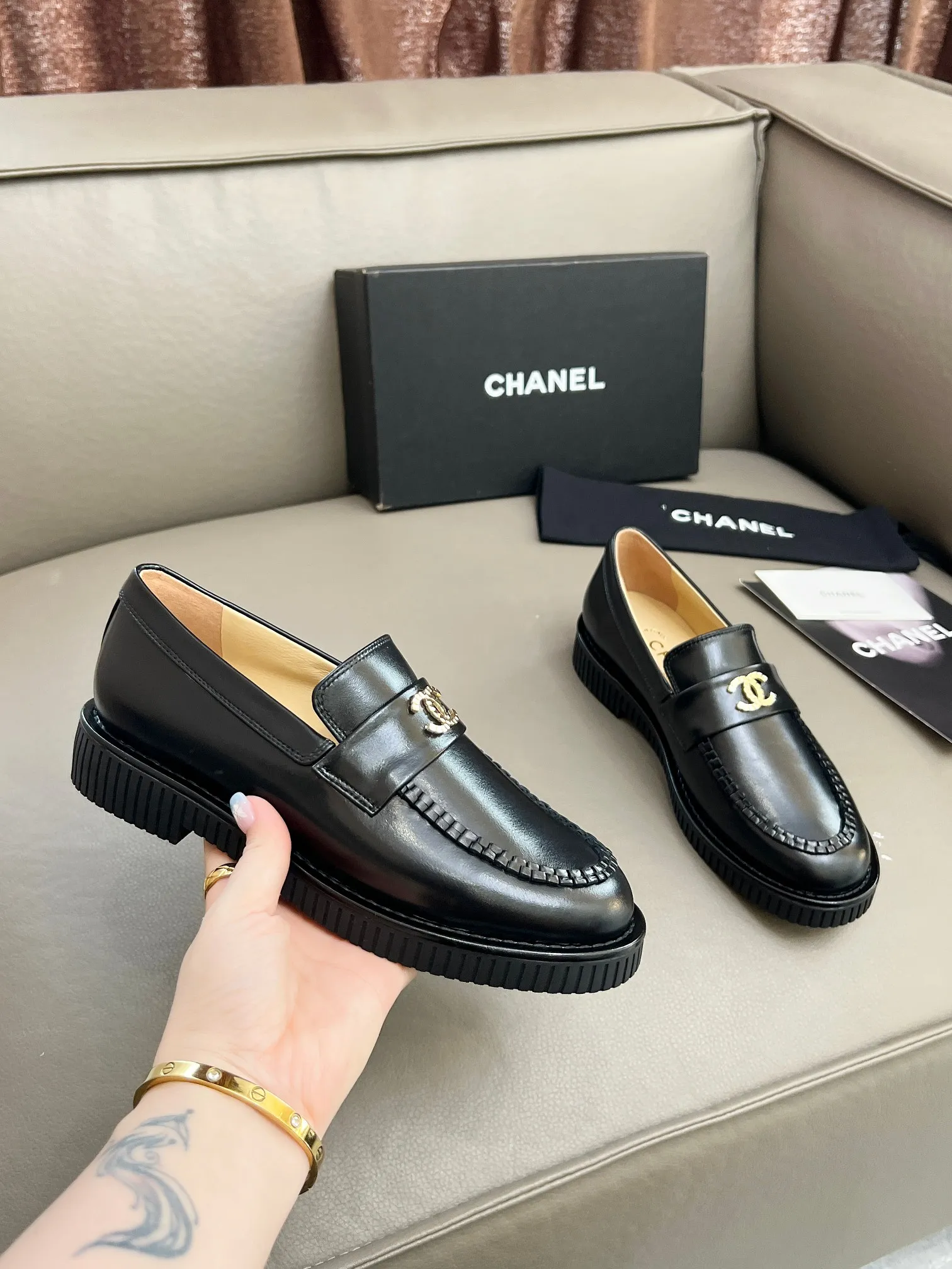 👟👟Ex-factory price 540👟👟 CHANEL Loafers Chanel2025 Chanel's latest 🆕loafers, unique craftsmanship. Versatile and slimming, paired with helloketty bow accessories, these are loafers and socks that are very attractive. They look great with any combination! Upper: Imported calfskin, oil leather Lining: Mixed sheepskin Outsole: Italian genuine leather injection molded outsole Heel height: 2cm Size: 35-40 (40. Customization is not returnable)